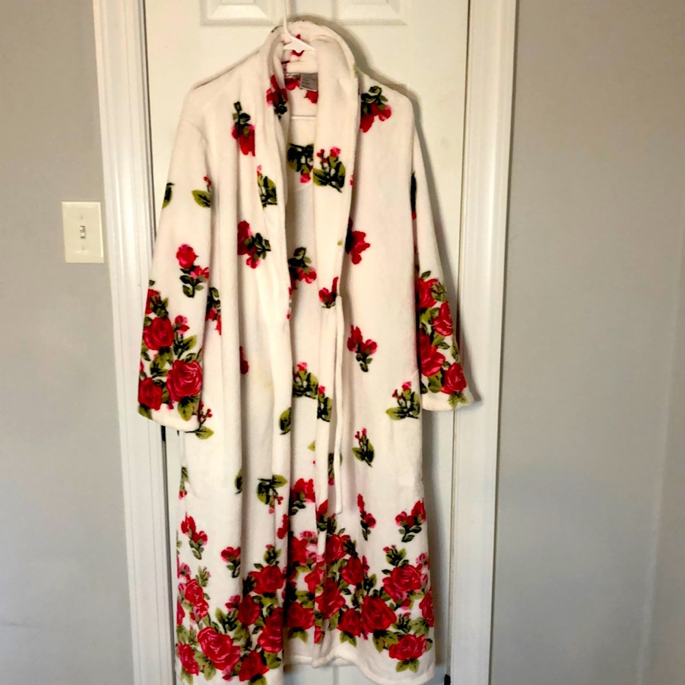 Soft fuzzy Robe white with Red roses. Never worn, brand new